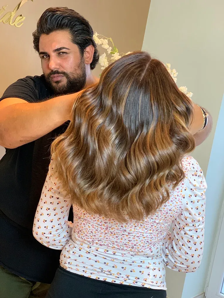 Adem Özakan bei der Arbeit an einer Karamell-Balayage