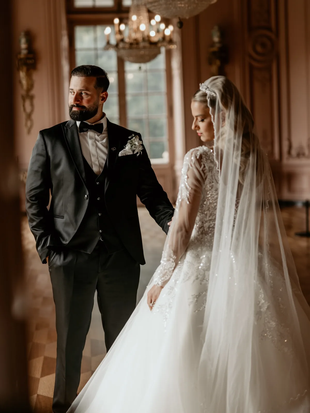 Brautpaar im Schlosssaal, Braut mit besticktem Kleid und Schleier