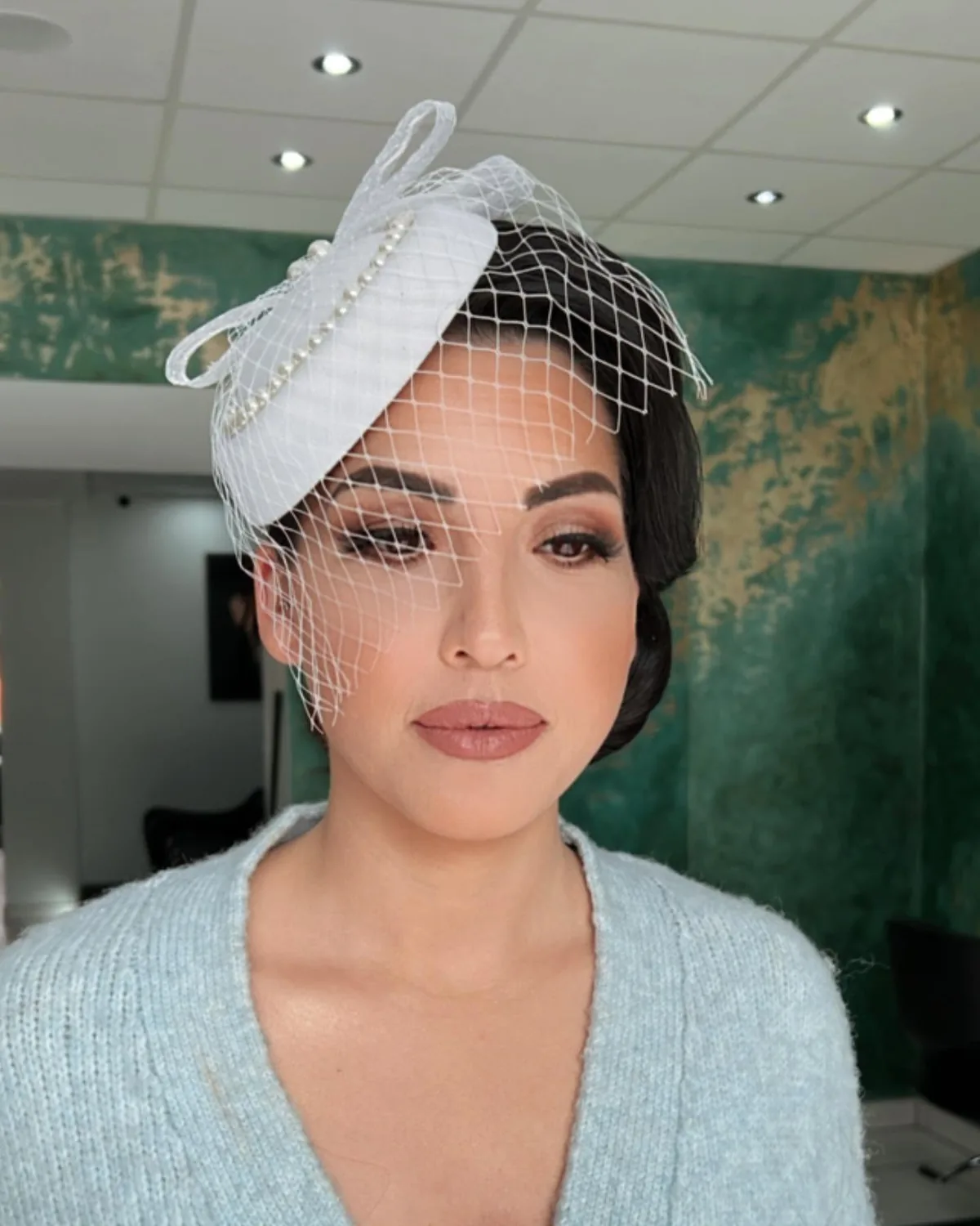Vintage-Braut mit Fascinator und Netzschleier