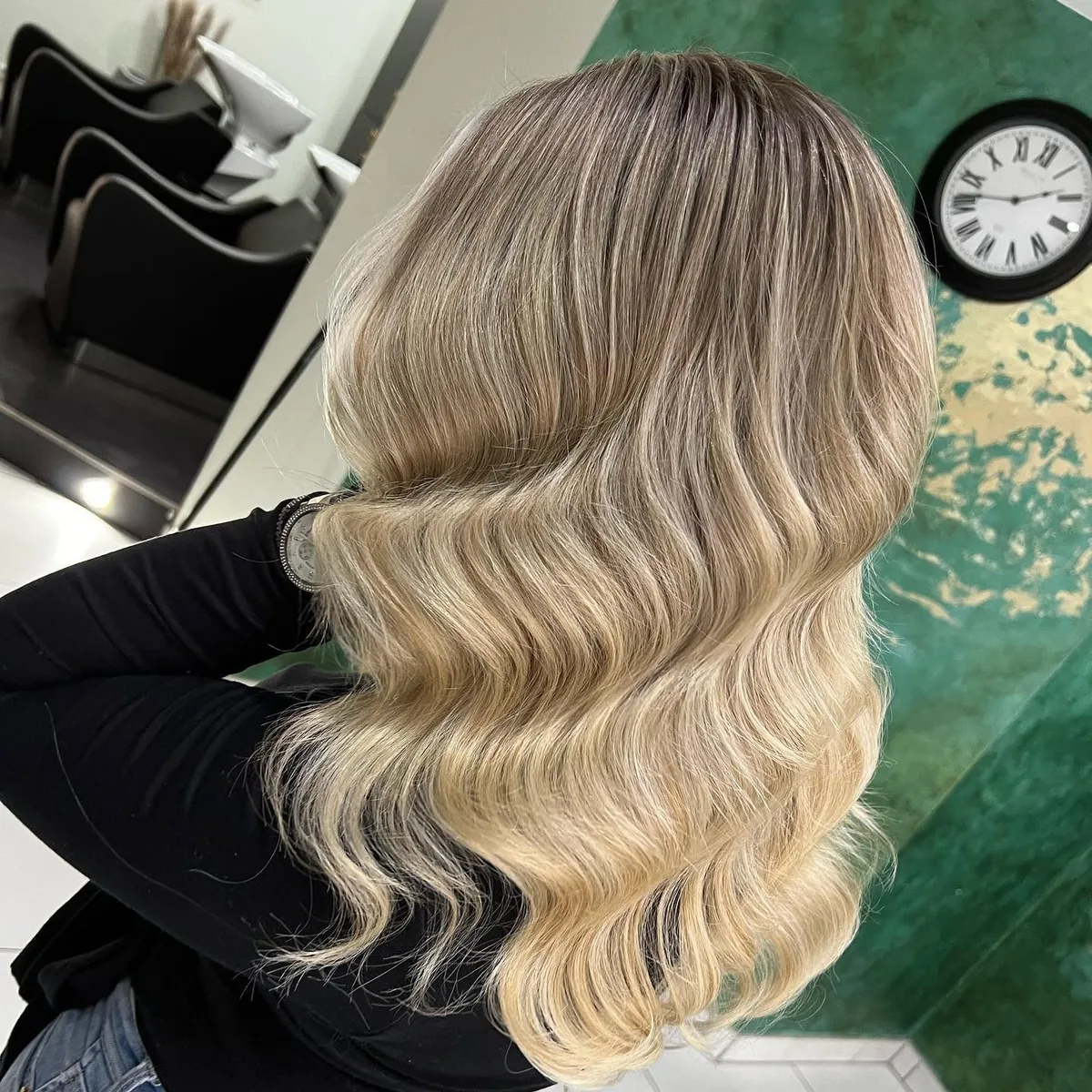 Blonde Balayage mit weichen Wellen