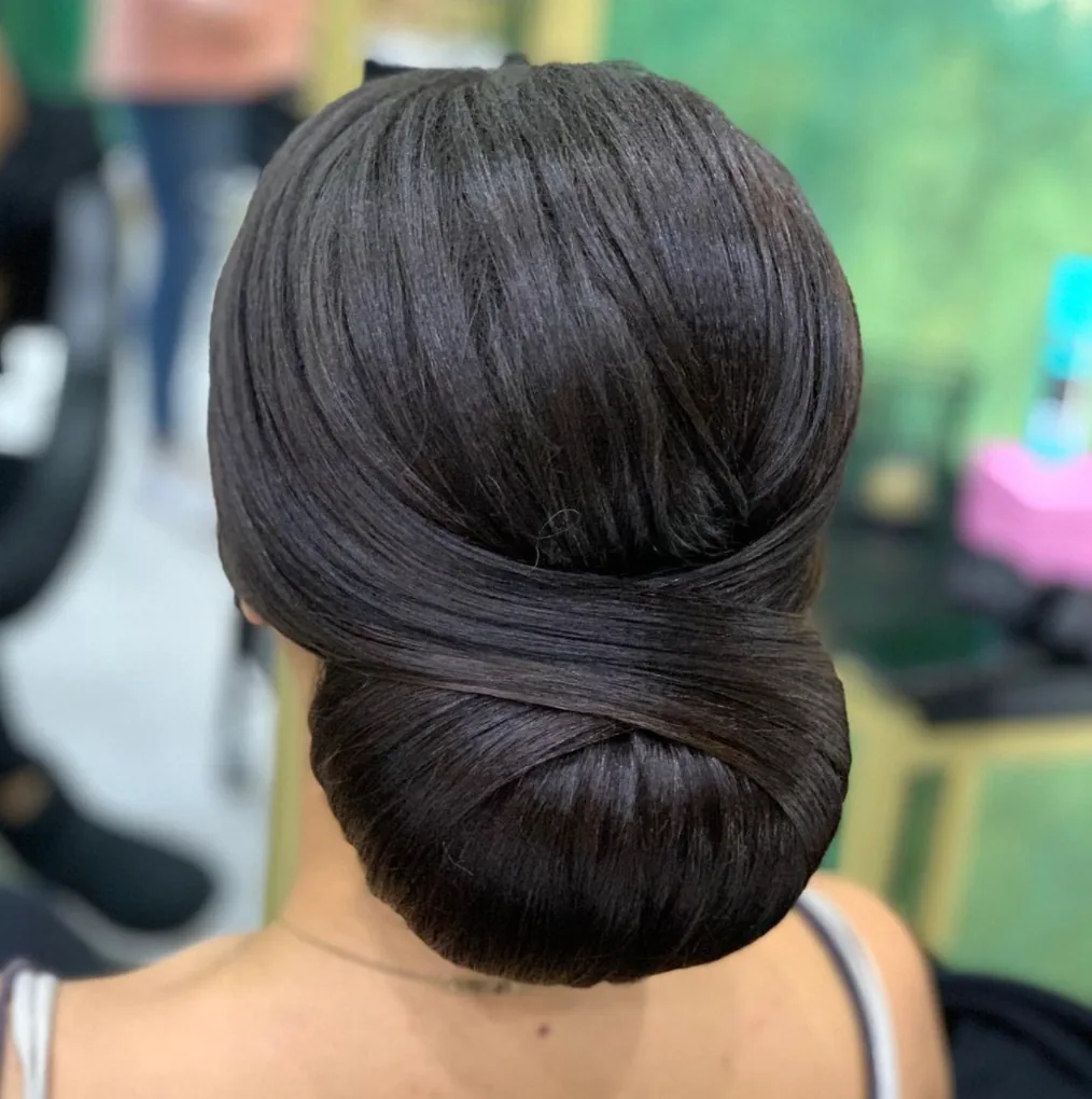 Glänzender, seidig gelegter Chignon
