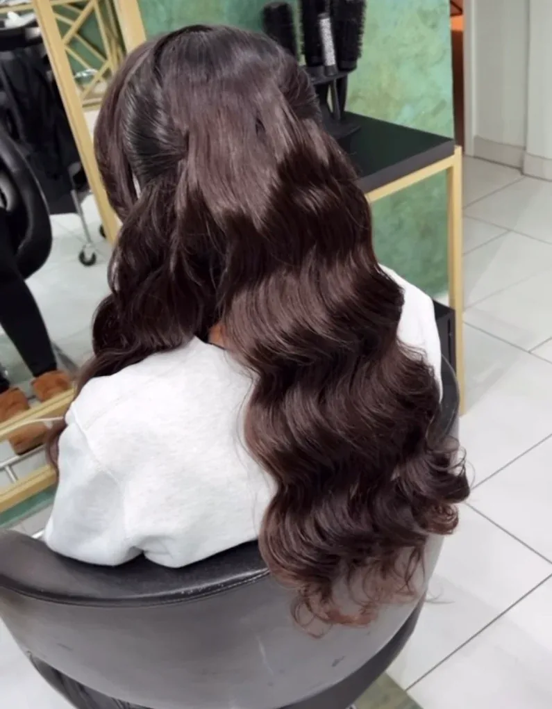 Föhnstyling mit voluminösen Wellen