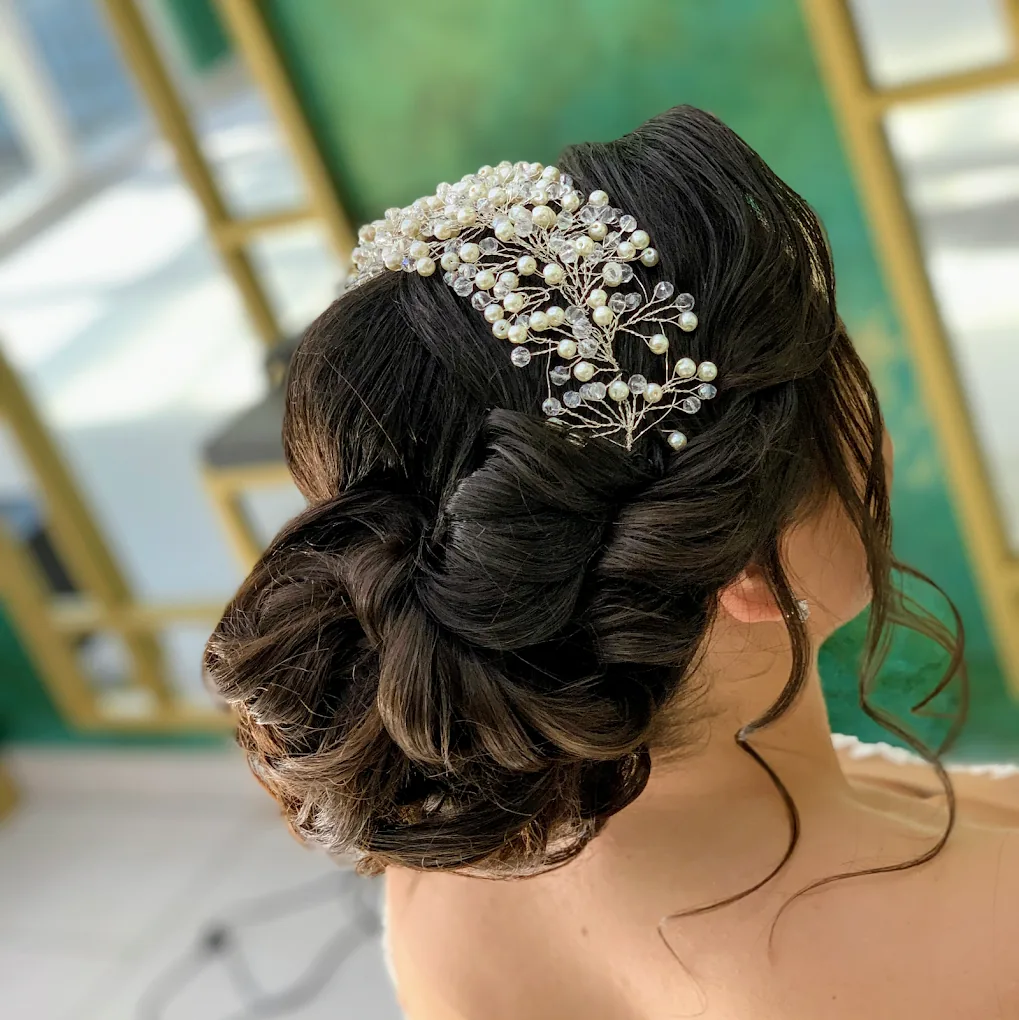 Hochsteckfrisur mit Perlenschmuck