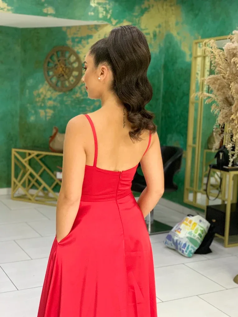 Hoher Ponytail mit Wellen zum roten Abendkleid