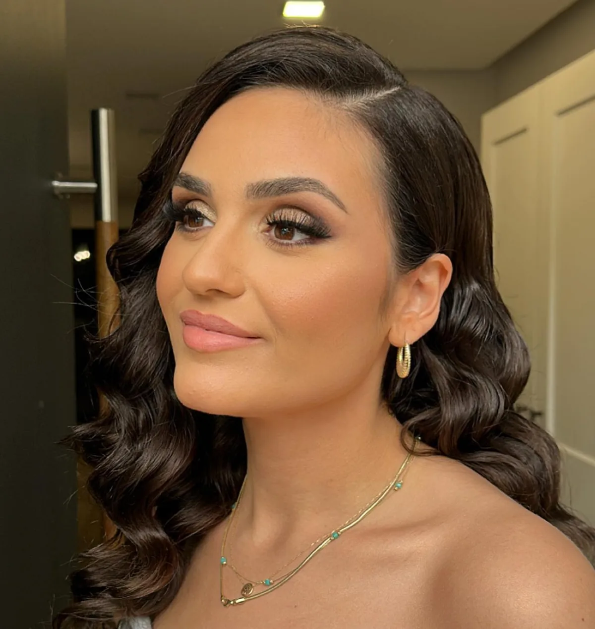 Soft-Glam Make-up mit goldenen Lidern