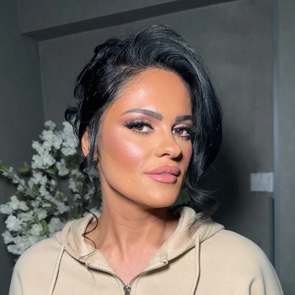 Eleganter Look mit silbernem Lidschatten und Updo