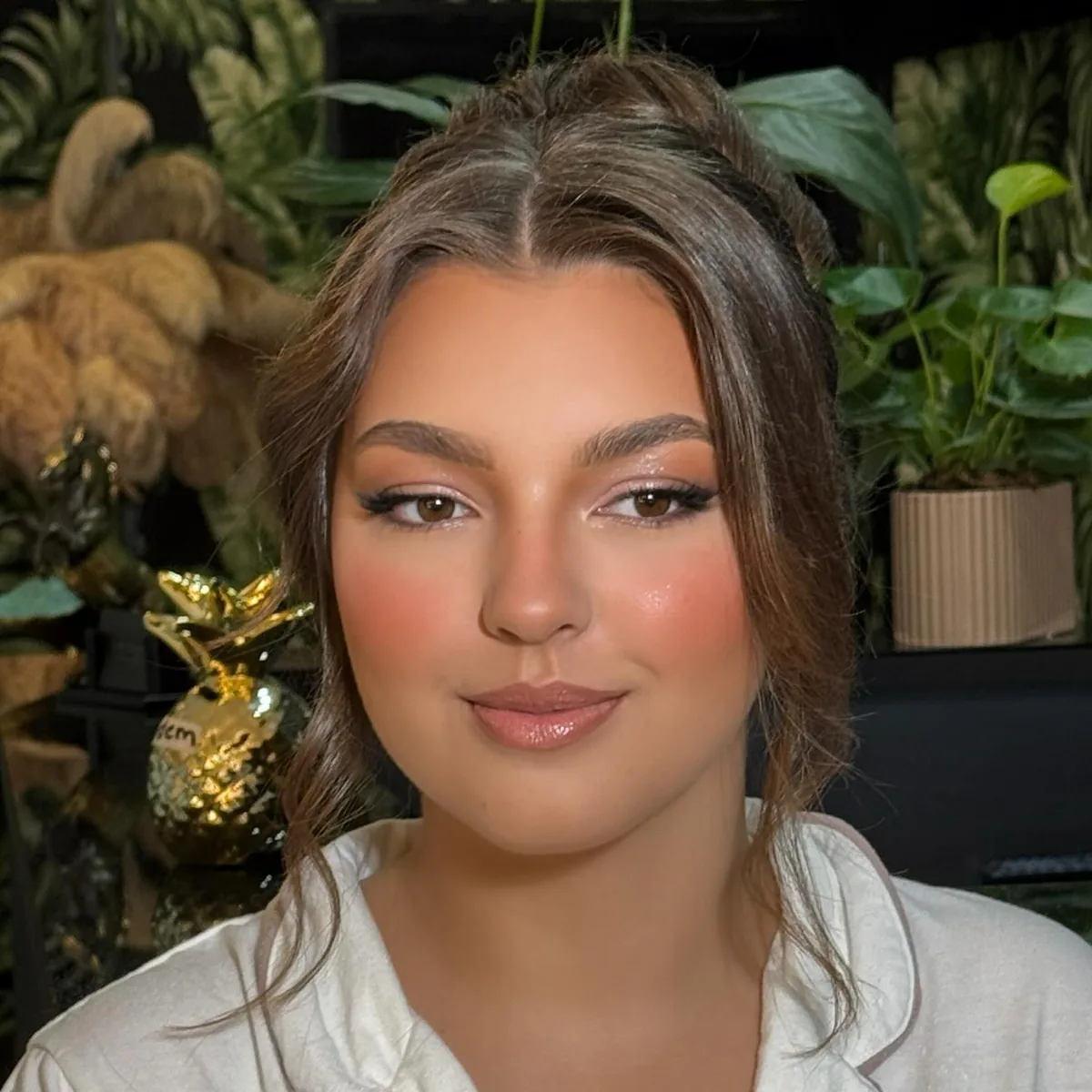 Soft-Glam mit glossigen Lippen im Empfangsbereich