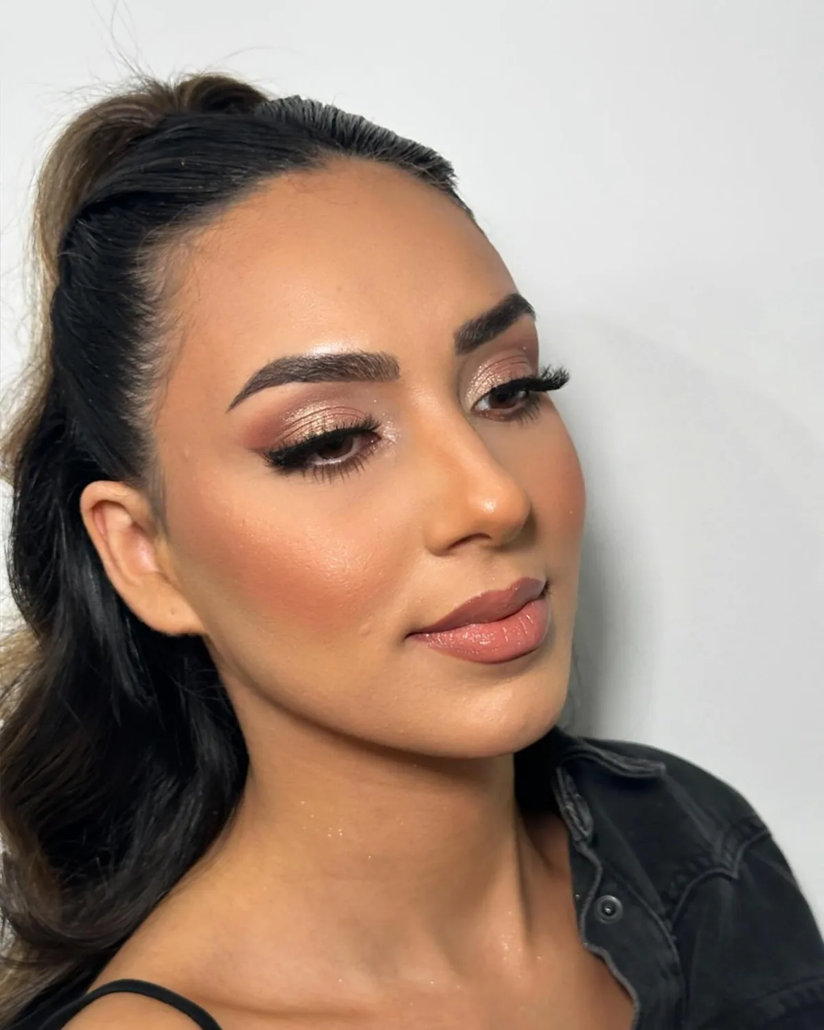 Glam-Make-up mit schimmerndem Lid und geschwungenem Eyeliner