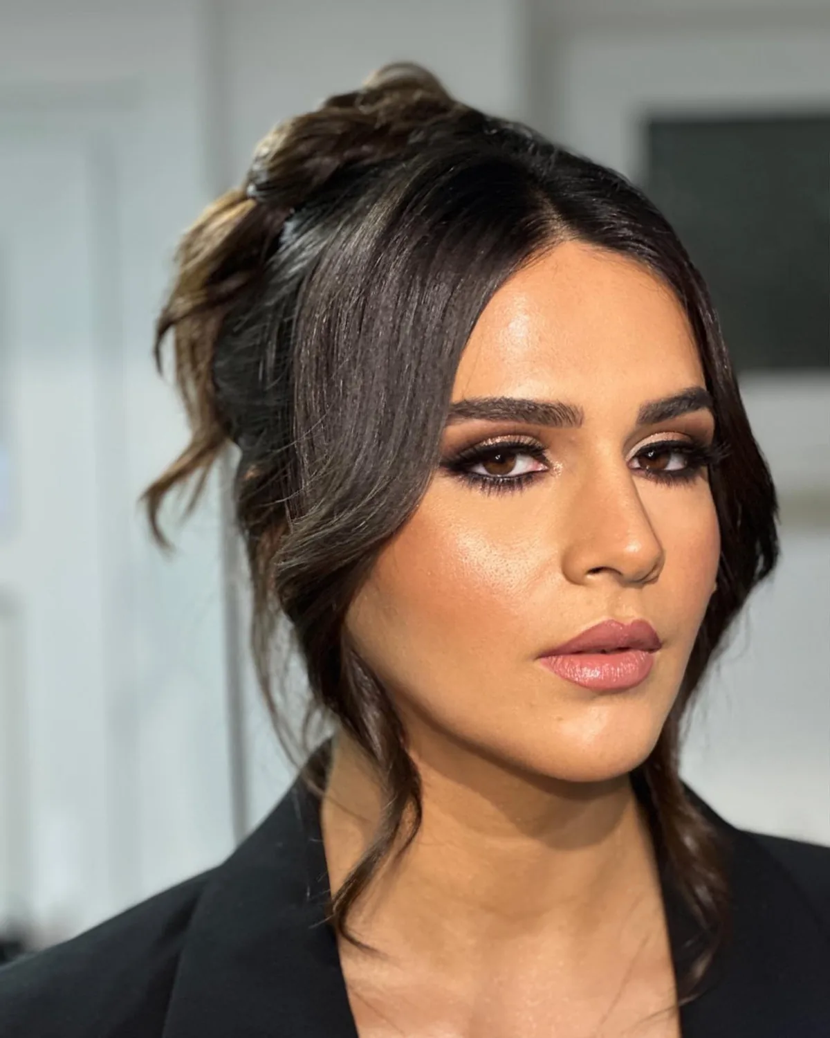 Smokey Look mit definierten Brauen zur Hochsteckfrisur