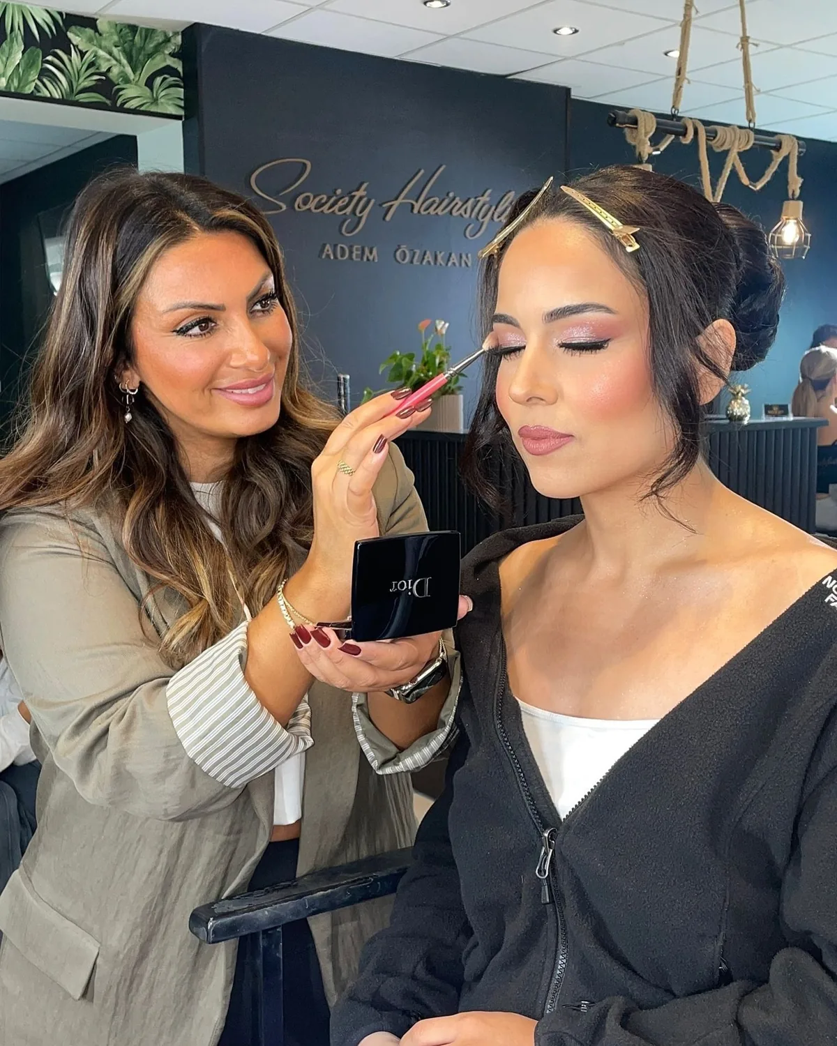 Make-up Artistin Özlem bei der Arbeit im Studio