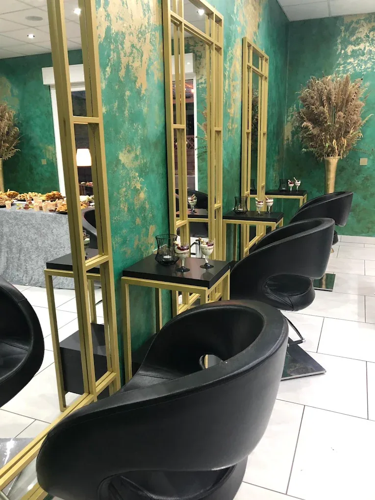 Die Stylingplätze: smaragdgrüne Wände mit Goldpatina, messinggerahmte Spiegel und schwarze Ledersessel