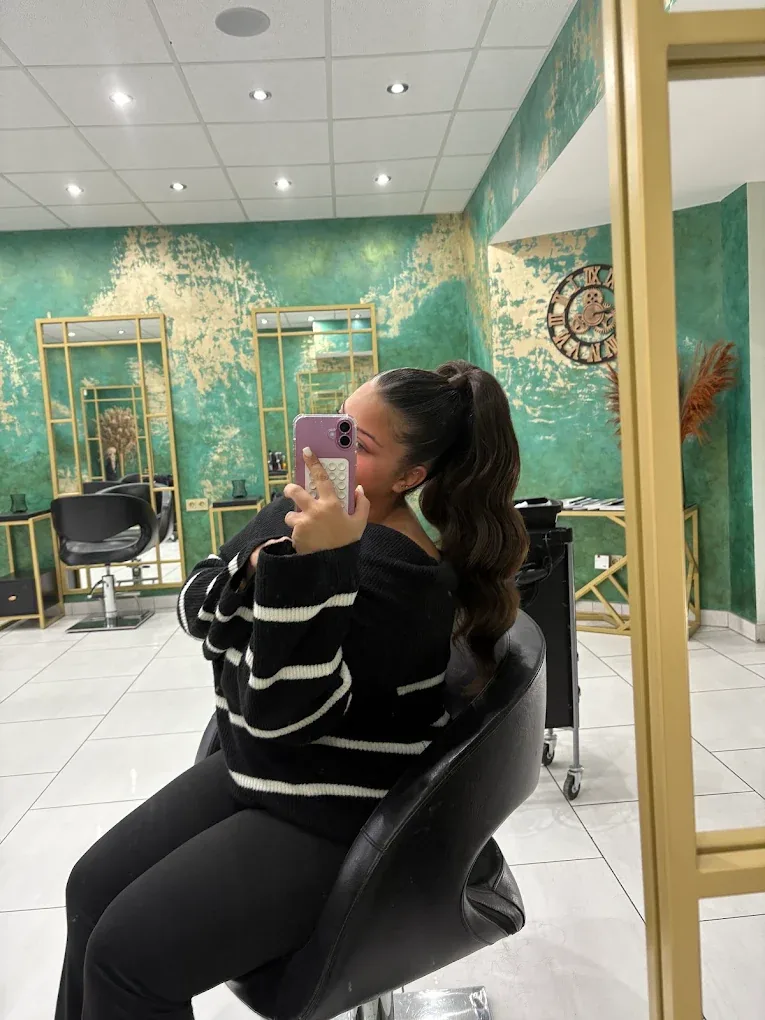 Blick durch einen der Messingspiegel in den Salon, im Hintergrund die goldene Wanduhr
